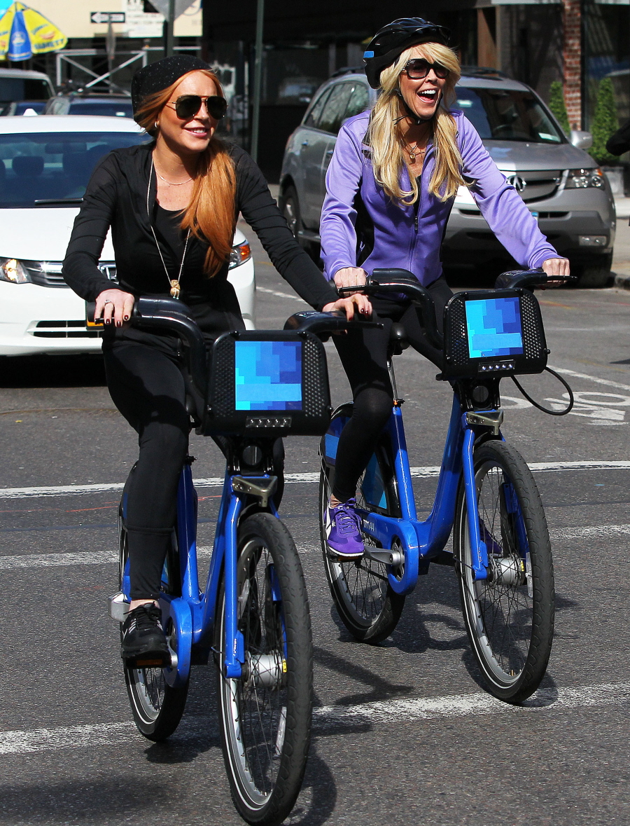 Линдсей Лохан ездит на велосипеде без шлема с Диной в Нью-Йорке: типичный Лохан? - голая правда