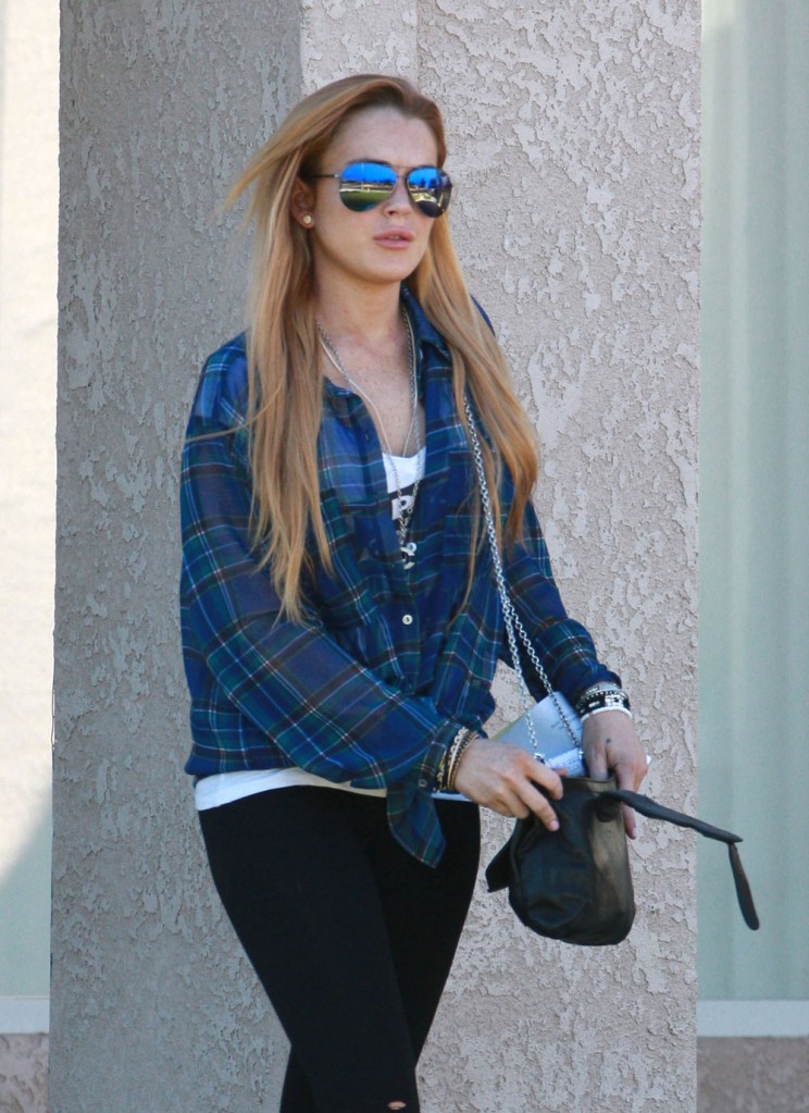 Lindsay Lohan spends entire day out of rehab at home,   does photoshoot next day - голая правда