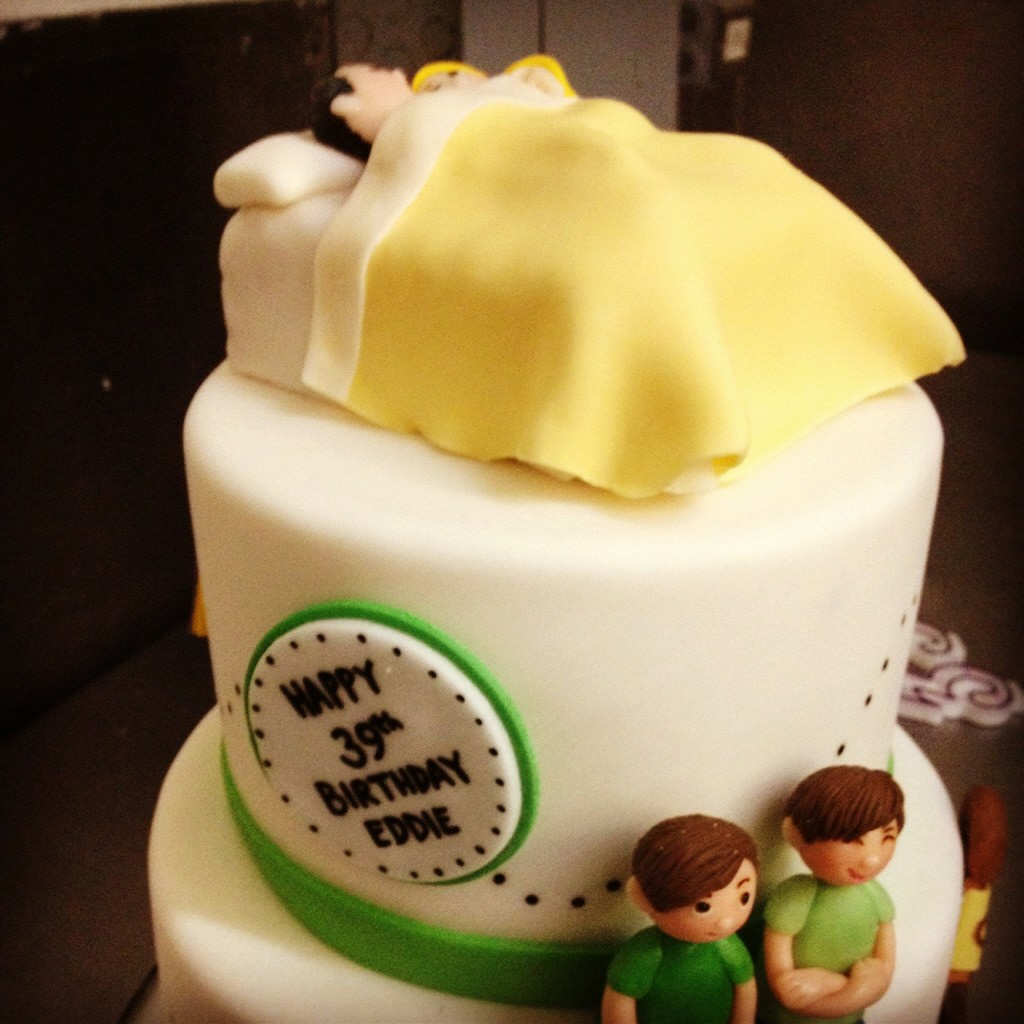 LeAnn Rimes пишет в твиттере фото жуткого торта ко дню рождения Эдди Сибриана: - голая правда