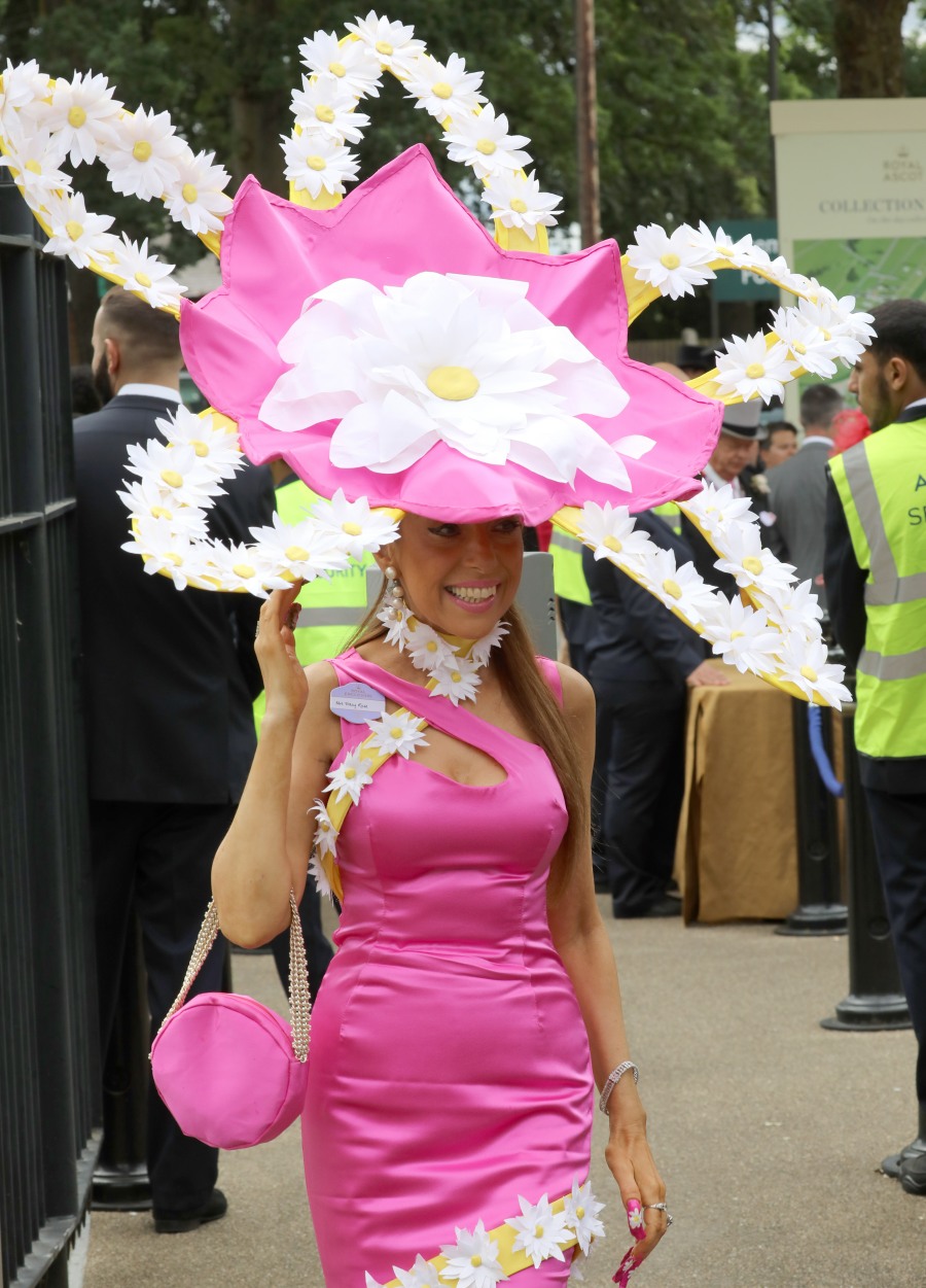 Давайте успокоимся с помощью великолепных гигантских шляп Royal Ascot - голая правда